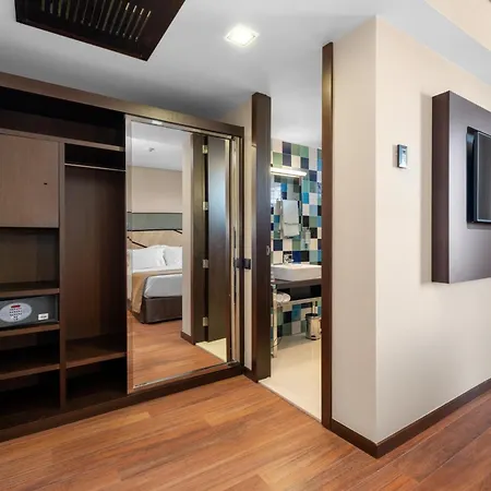 Axis Porto Business & 4*