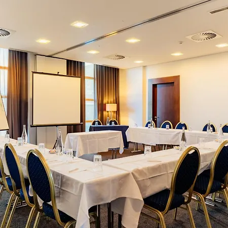 Axis Porto Business & Hotel 4*
