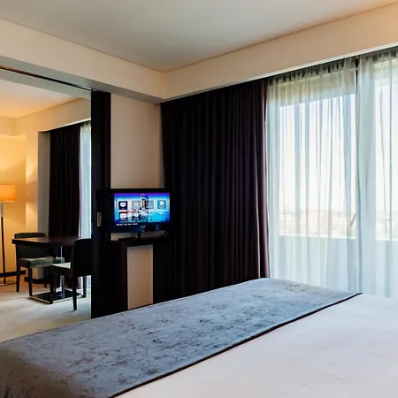 Axis Porto Business & 4*