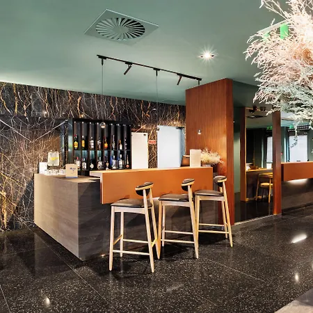 Axis Porto Business & מלון 4*