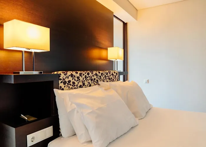 Axis Porto Business & فندق