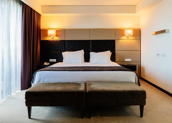 Axis Porto Business & فندق