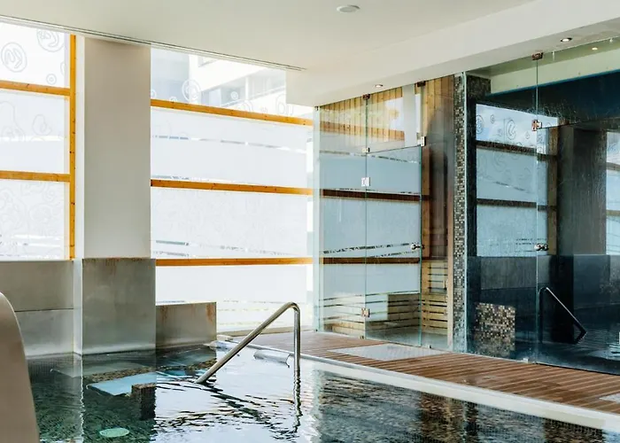 Axis Porto Business & فندق