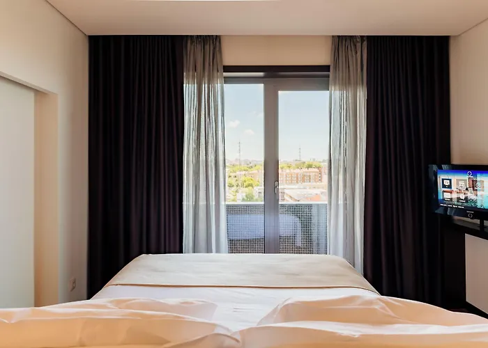 Axis Porto Business & 4*